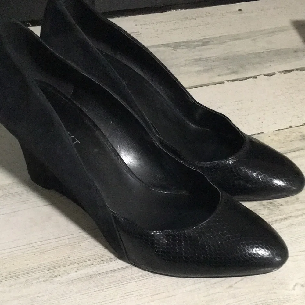 Nine West woman’s black faux snake look toe, suede in back dress wedge size 9M